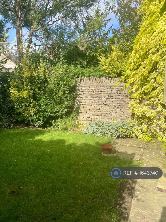 1 bedroom flat in Compton Way, Witney, Oxfordshire, OX28 (1 bed) (#1643740)