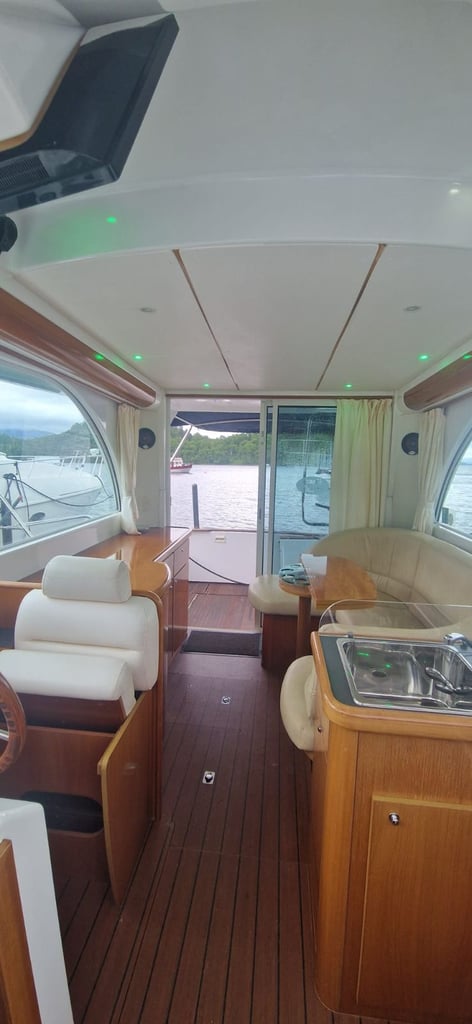 Beneteau 9.8m Flybridge 