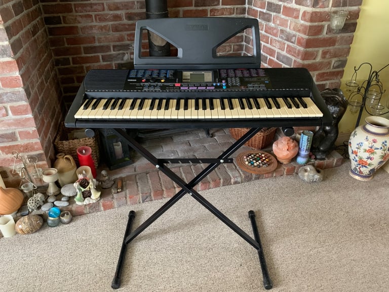 YAMAHA PSR-220 Electric keyboard with stand