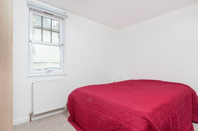 Contemporary, 2-bedroom, ground floor, furnished flat at the Shore - available NOW