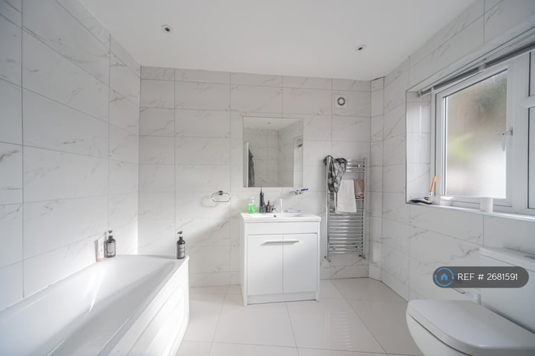 2 bedroom flat in Crowther Avenue, Brentford, TW8 (2 bed) (#2681591)