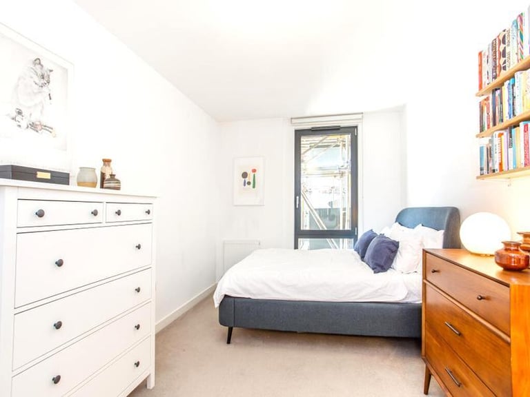 🏠 Bright and spacious room available in Aldgate East