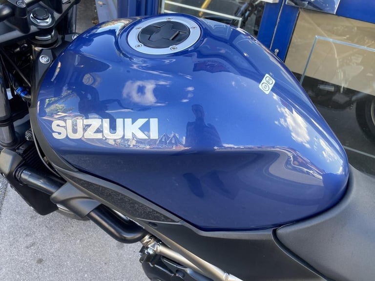 SUZUKI SV650 2025 - 1 OWNER - LOW MILES - FIRST SERVICE COMPLETE - TANK PAD