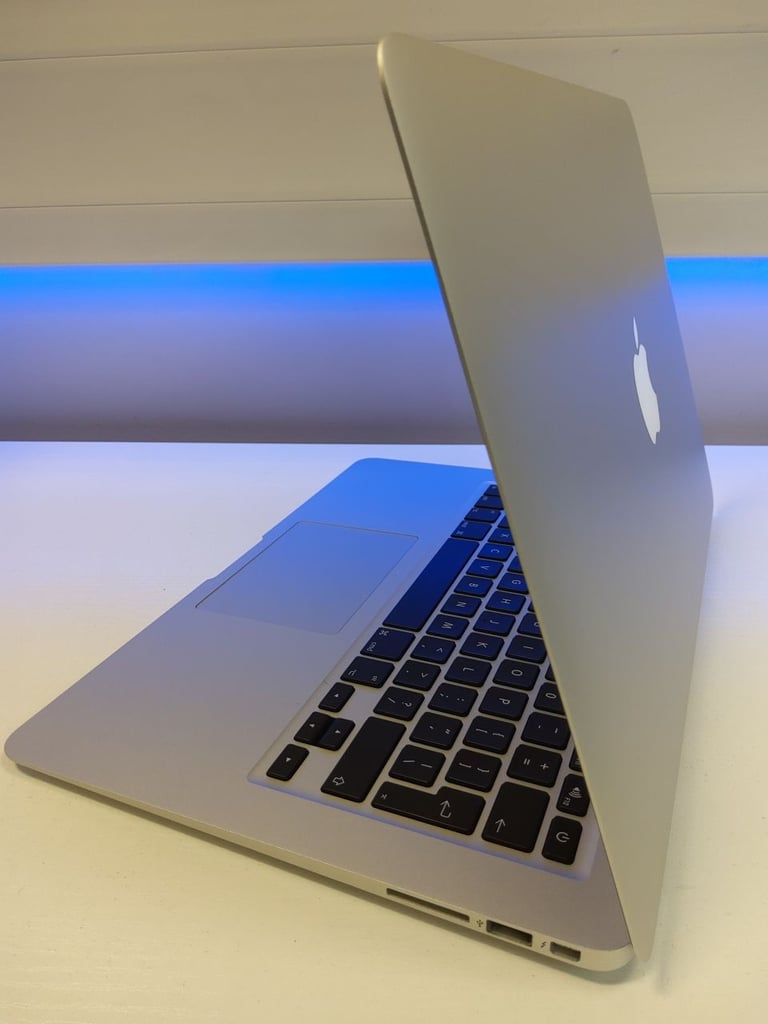 **APPLE MACBOOK AIR 13.3 INCH - 1.6GHZ I5 - 128GB SSD - 8GB RAM -MJVM2B/A 2015**