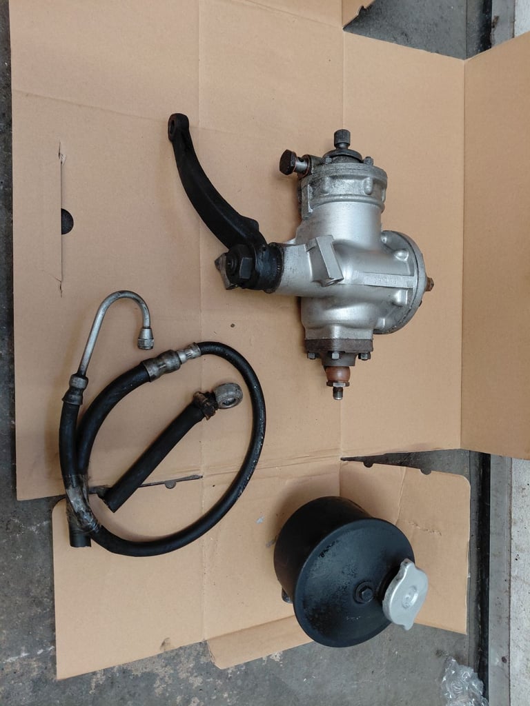 JAGUAR. 1960s POWER STEERING SET UP BOX & TOP UP PLUS PIPES 