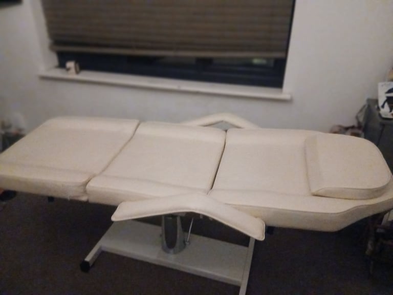  💆‍♀️ Professional White Massage / Beauty Bed – Excellent Condition