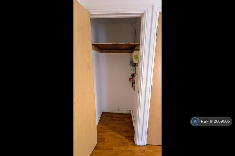 2 bedroom flat in Berberis House, Feltham, TW13 (2 bed) (#2669605)