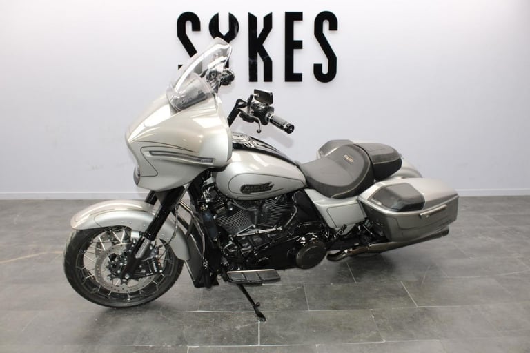 2023 Harley-Davidson FLHXSE CVO Street Glide in Dark Platinum