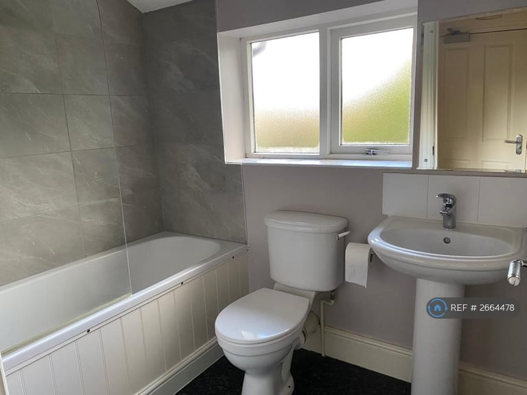 1 bedroom flat in Barlow Moor Road, Manchester, M20 (1 bed) (#2664478)
