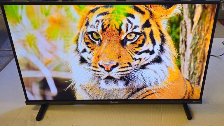 Hisense 32 inch smart full HD Qled TV with remote 
