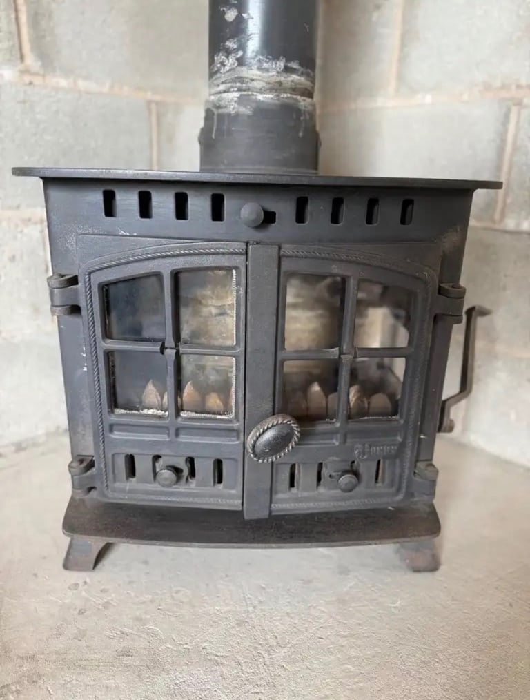 Premium Hunter Cast Iron Multi-Fuel Stove with Flue Pipe - Used - Collection Only