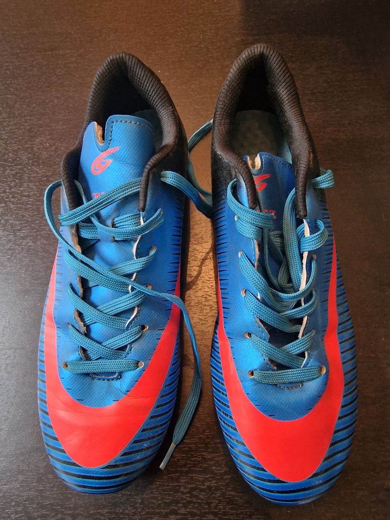 Football boots size 8
