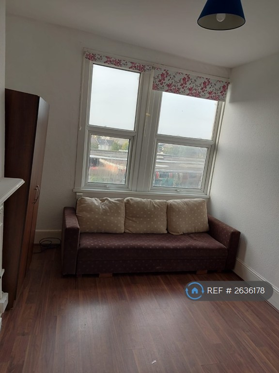 1 bedroom flat in Leytonstone, London, E11 (1 bed) (#2636178)