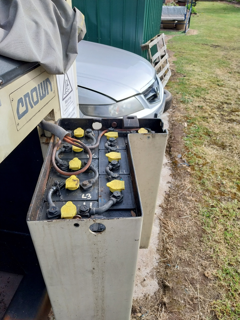 Fork lift ,battery powered with charger 