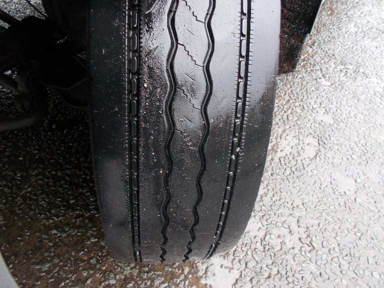 2014 (14) LEYLAND DAF CF 330 FLATBED WITH CRANE & BRICK GRAB. REAR LIFT STEER