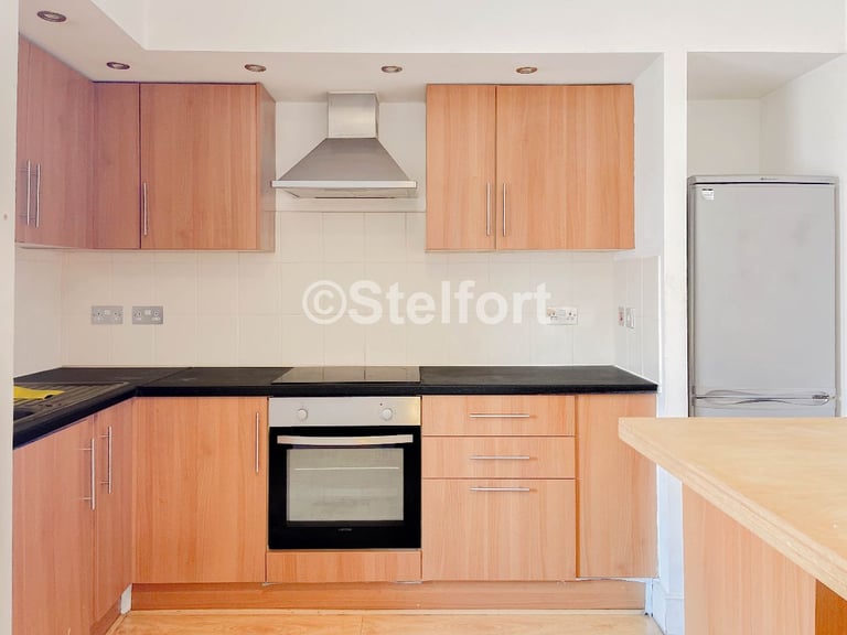 image for 4 bedroom flat in Holloway Road, London, N7