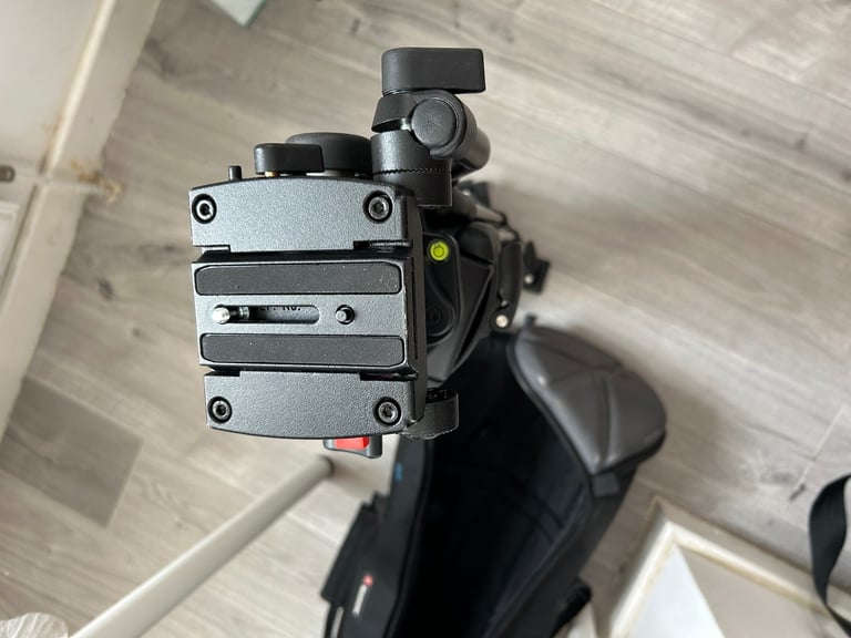 Manfrotto Tripod with Legs, Top Plate, Spreader, Pan Handle, Bag