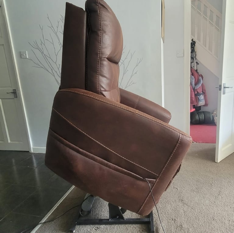 Fenetic Westminster Rise and Recliner Chair - Brown - Excellent Condition