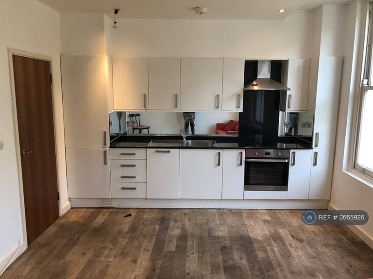 2 bedroom flat in Arthur Road, London, N7 (2 bed) (#2665926)