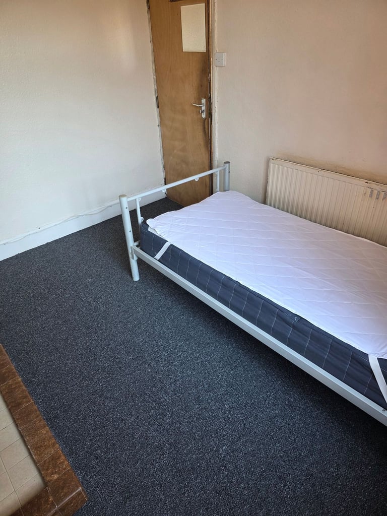 Clean single room to let in redfield, bristol. 