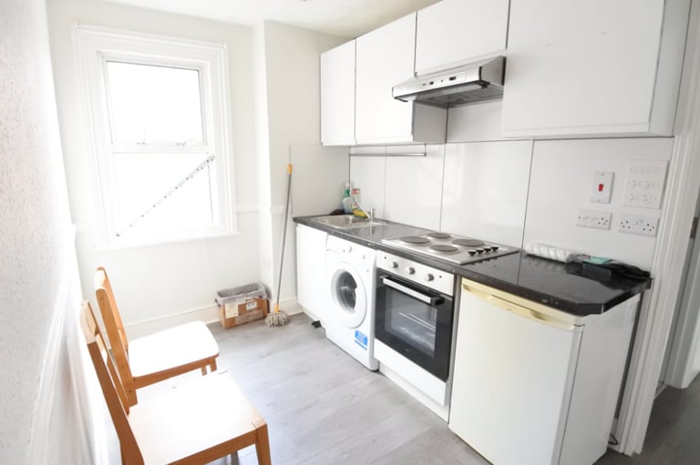 *INC C/TAX & WATER* First floor studio flat with separate kitchen and private terrace in Cricklewood