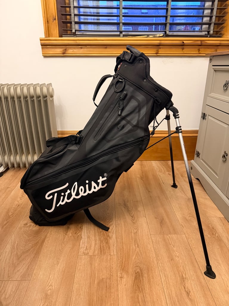 Titleist Players 4 Stand Bag – Excellent Condition with Rain Cover & Straps