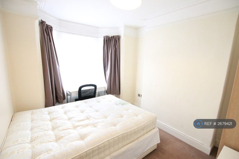 4 bedroom house in Grange Avenue, Reading, RG6 (4 bed) (#2679421)