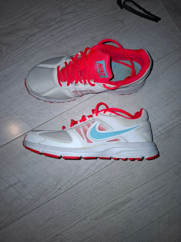 Womens size 6 nike trainers 