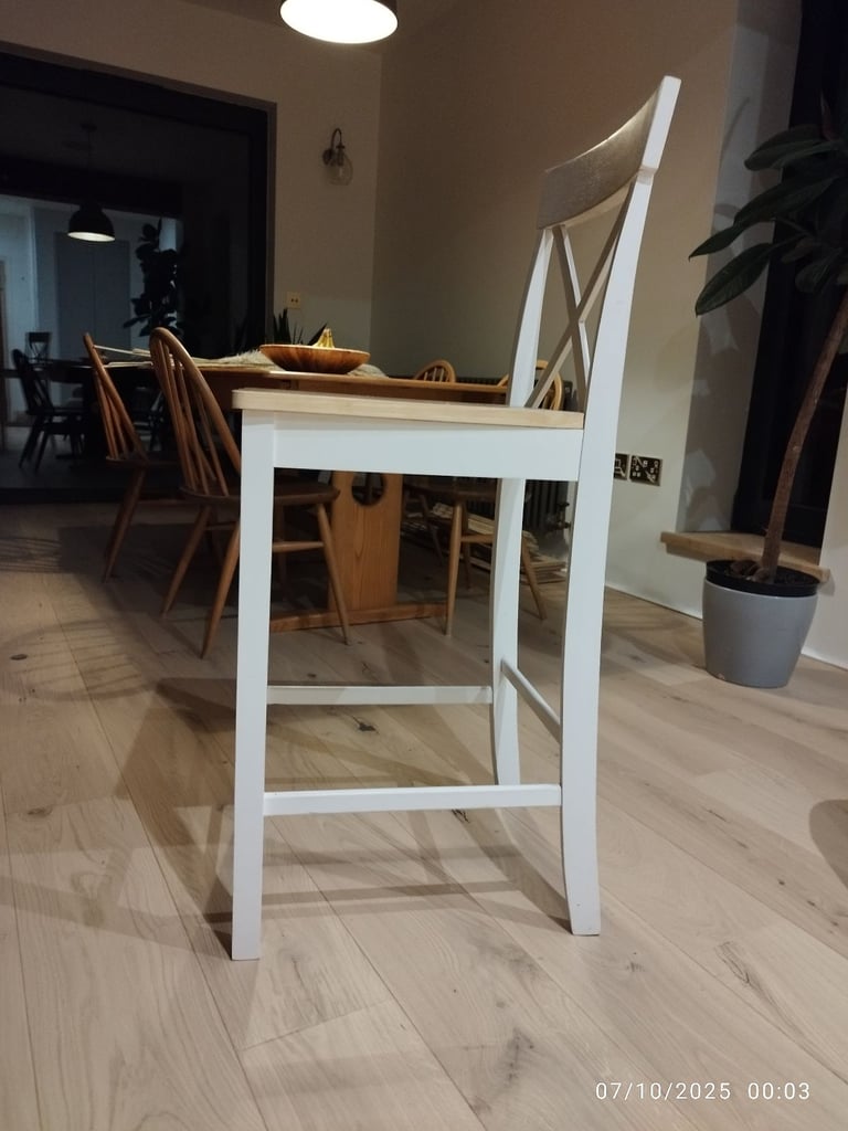 Breakfast bar stool