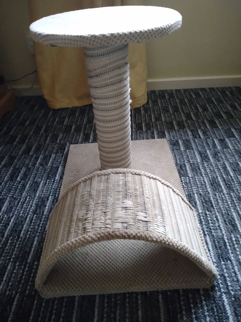 Cat seat with scratching pole