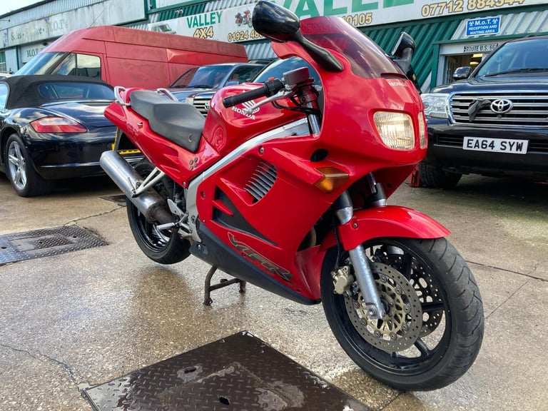 Honda VFR750 RC36 CARB MODEL (CLASSIC MOTORCYCLE) RUNNING RECOMMISSION PROJECT