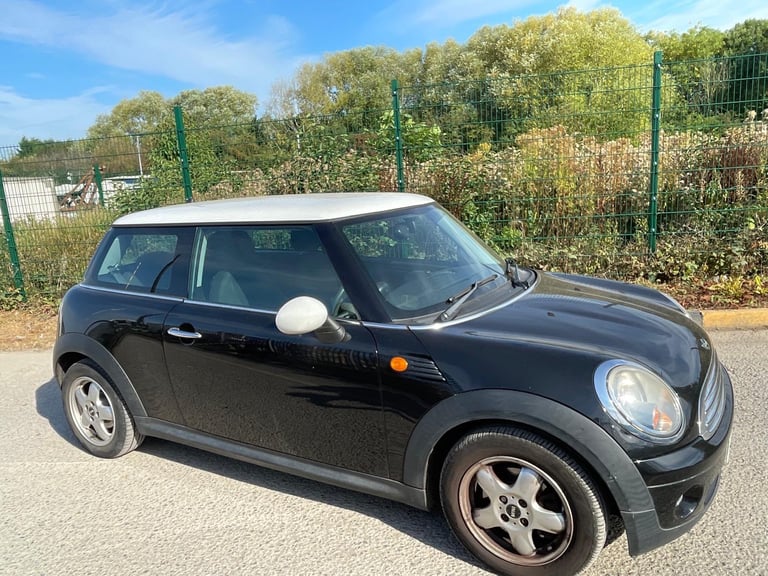 MINI COOPER 1.6 PETROL 10 REG BLACK 3 DOOR MOT FEBRUARY 25TH 2026 TAX £165 LOW INSURANCE 50+MPG