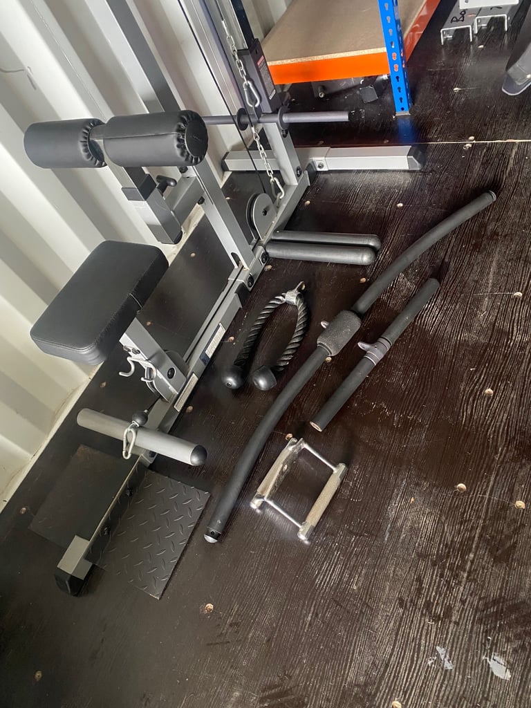 BodySolid lat pulldown/low row machine with attachments RRP: £399.99