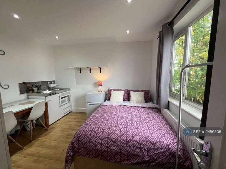 image for Studio flat in Western Avenue, London, W3 (#2456506)