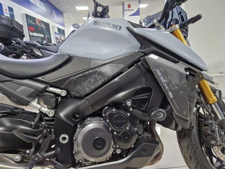 SUZUKI GSX-S 1000 IN GRAY