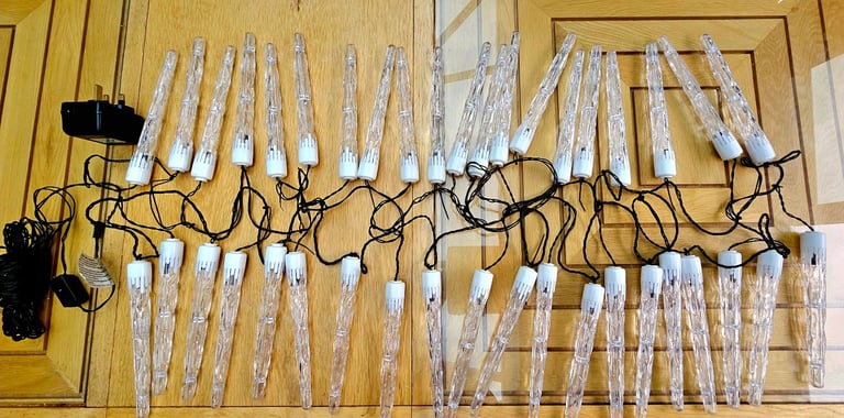 40 Blue White Icicles Christmas Or Party Lights 15.7mtrs Electrical Outdoor