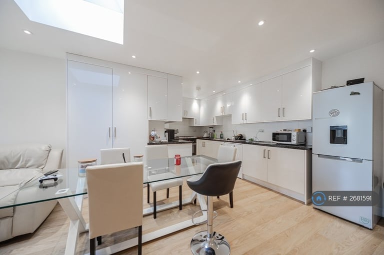 2 bedroom flat in Crowther Avenue, Brentford, TW8 (2 bed) (#2681591)