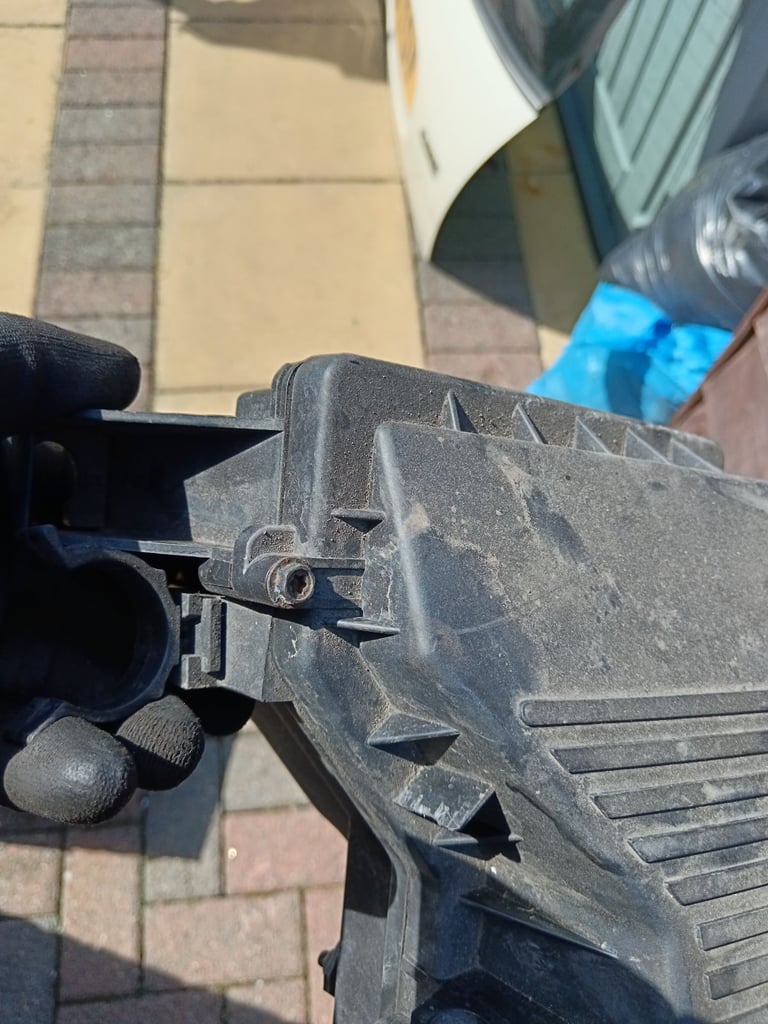 Mini one R50 2005 1.6 petrol aitr filter box, no broken clips, good working condition 