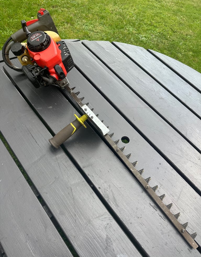Mitsubishi KAAZ Pro single sided petrol hedge cutter 30” clippers vgc lawnmower mower trimmer