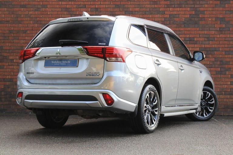 2017 Mitsubishi Outlander 2.0h 12kWh Juro CVT 4WD Euro 6 (s/s) 5dr ESTATE Petrol/Electric Hybrid ...