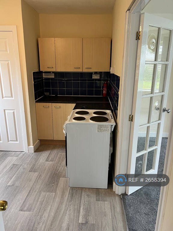 2 bedroom flat in Maes Y Glyn, Llandeilo, SA19 (2 bed) (#2658394)
