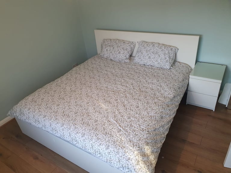 Large room with super king bed - bathroom, WC and kitchen (UB5 6JB)