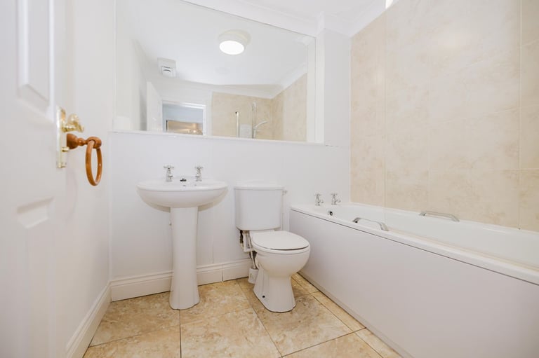 Stunning, 3 bedroom, HMO flat near Causewayside – with private parking – available NOW