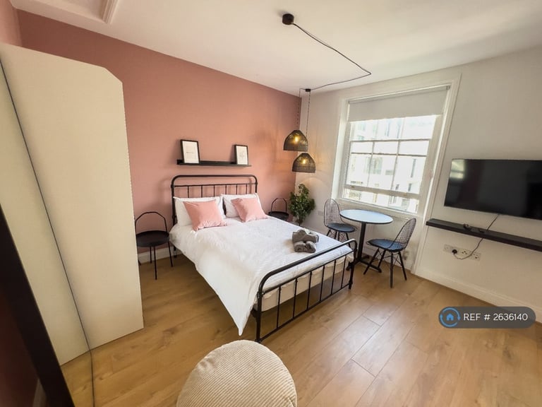 Studio flat in Kensington Gardens Square, London, W2 (#2636140)