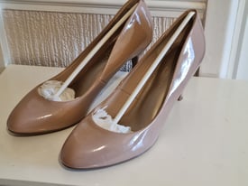 Ladies court shoe
