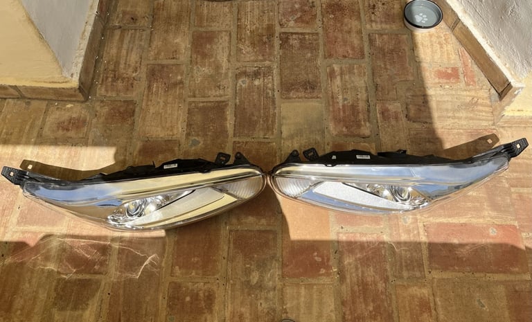 Ford Fiesta 2015 Headlights Genuine Ford L + R, Used  MODEL JA8