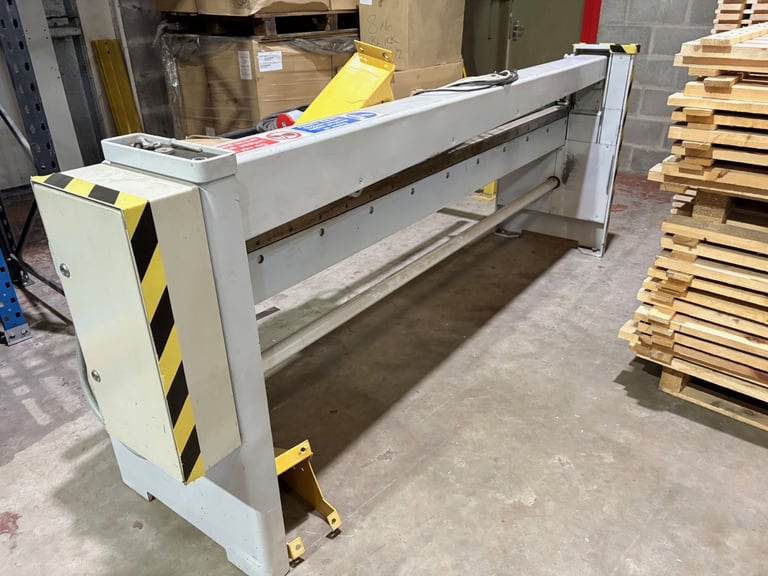 Metal cutting guillotine / shear