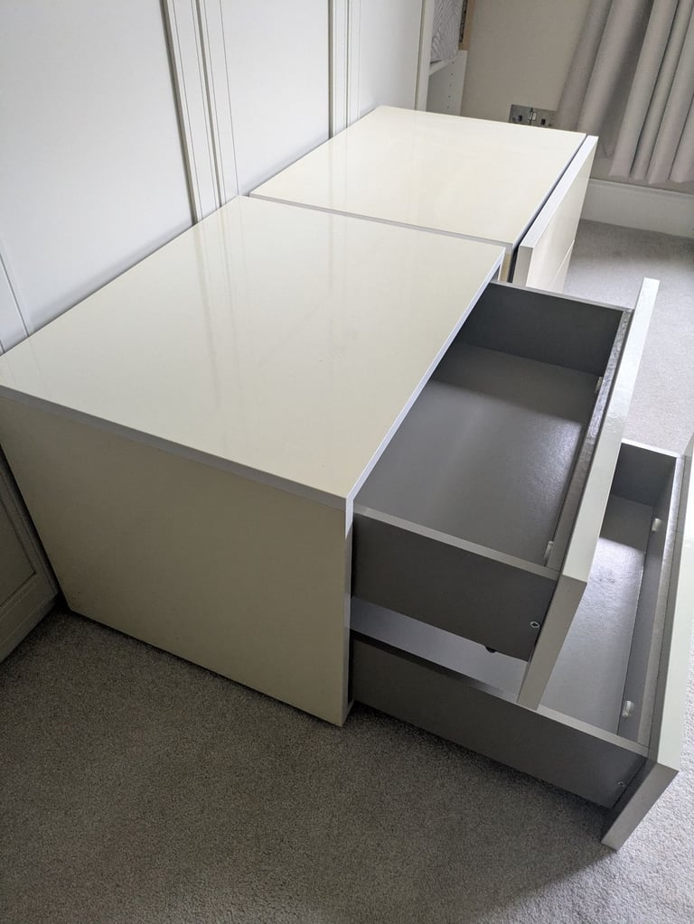2 Bedside units 
