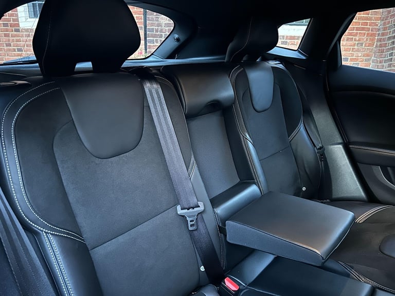 2017 Volvo V40 2.0 T2 R-Design Euro 6 (s/s) 5dr HATCHBACK Petrol Manual