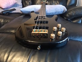 Yamaha BB604 bass guitar in gleaming black, superb sound 